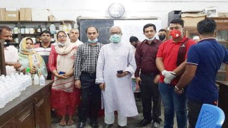 নরসিংদীতে কলেজ শিক্ষার্থীদের তৈরীকৃত হ্যান্ড স্যানিটাইজার বিতরণ