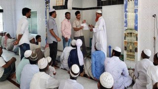 নরসিংদীতে করোনা প্রতিরোধে সতর্কতামূলক প্রচারপত্র বিতরণ