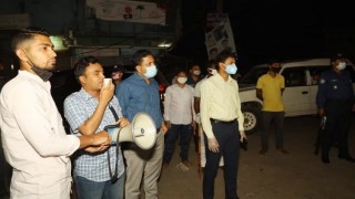 নরসিংদীতে মধ্যরাত পর্যন্ত জেলা প্রশাসনের অভিযান, ত্রাণ বিতরণ