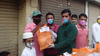 নরসিংদীতে ছাত্রলীগের উদ্যোগে নিম্ন আয়ের মানুষের মাঝে খাদ্যসামগ্রী বিতরণ