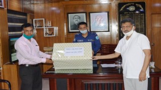 নরসিংদীর চিকিৎসকদের পিপিই ও স্বাস্থ্য সামগ্রী দিলো পুলিশ