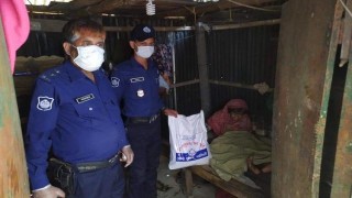 নরসিংদী জেলা পুলিশের উদ্যোগে দুস্থদের মাঝে খাবার বিতরণ