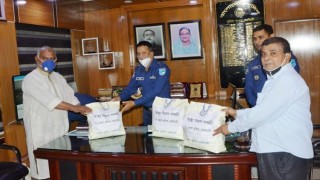 নরসিংদী জেলা পুলিশের তৈরি হ্যান্ডস্যানিটাইজার ও সংগৃহিত মাস্ক বিতরণ