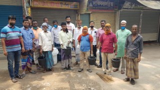 করোনাভাইরাস: বাবুরহাটে জীবাণুনাশক ছিটিয়েছে বণিক সমিতি করোনাভাইরাস: বাবুরহাটে জীবাণুনাশক ছিটিয়েছে বণিক সমিতি