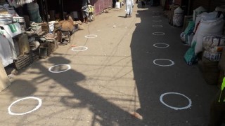 নরসিংদীতে সামাজিক দূরত্ব বজায় রাখতে সাংকেতিক চিহ্ন অঙ্কন