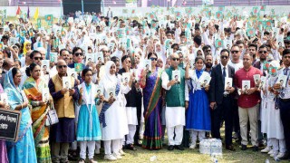 নরসিংদীতে “বঙ্গবন্ধুর অসমাপ্ত আত্মজীবনী” বই পেলো ২১ শত শিক্ষার্থী