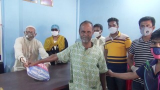 বেলাবতে নিম্ন আয়ের ৫ শত মানুষের মধ্যে খাদ্যসামগ্রী বিতরণ