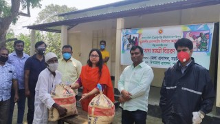 পলাশে হতদরিদ্র মানুষের মধ্যে খাদ্যসামগ্রী বিতরণ পলাশে হতদরিদ্র মানুষের মধ্যে খাদ্যসামগ্রী বিতরণ