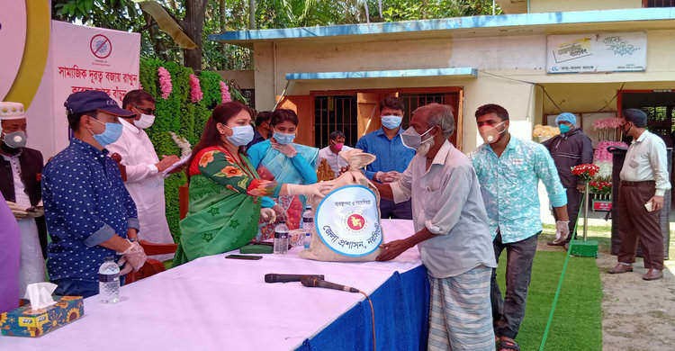 নরসিংদীতে সামাজিক দূরত্ব নিশ্চিত করতে অভিযান, খাদ্য সামগ্রী বিতরণ নরসিংদীতে সামাজিক দূরত্ব নিশ্চিত করতে অভিযান, খাদ্য সামগ্রী বিতরণ
