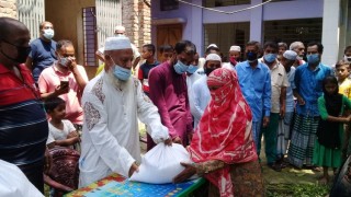 শিবপুরে প্রবাসীর উদ্যোগে কর্মহীনদের মধ্যে ঈদ উপহার সামগ্রী বিতরণ