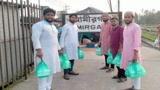 রায়পুরায় স্বেচ্ছাসেবী সংগঠনের উদ্যোগে ইফতার বিতরণ