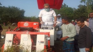 বেলাবতে কম্বাইন্ড হারভেস্টার মেশিনে ধান কাটা শুরু