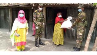 শিবপুরে আশ্রয়ণ প্রকল্পের বাসিন্দাদের মধ্যে ত্রাণ সামগ্রী বিতরণ