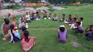 নরসিংদী শহরে পথশিশুদের মধ্যে ইফতার বিতরণ