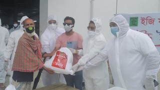পলাশে ইজি ফ্যাশনের পক্ষ থেকে কর্মহীন পরিবারে ত্রাণ বিতরণ