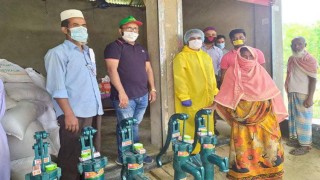 মনোহরদীতে কর্মহীনদের ঘরে খাদ্যসামগ্রী এবং টিউবওয়েল উপহার