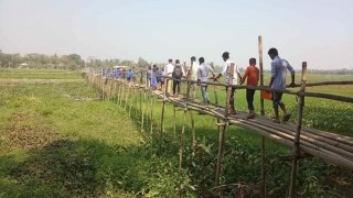 বেলাবতে বাঁশের সাঁকোতে দুই উপজেলার ১৫ গ্রামবাসীর দুর্ভোগ