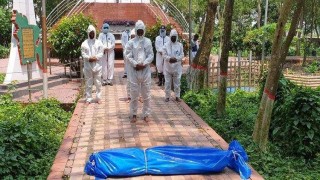 নরসিংদীতে শ্বাসকষ্টে গৃহবধূর মৃত্যু, লাশ গ্রহণ করলো না পরিবার, দাফন করলো পুলিশ