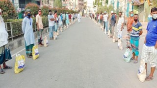 নরসিংদীতে পরিবহণ চালকদের খাদ্যসামগ্রী দিলো পুলিশ