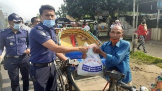 নরসিংদীতে রিক্সাচালকদের খাদ্যসামগ্রী দিলো পুলিশ