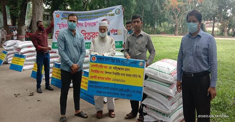 শিবপুরে মৎস চাষীদের মাঝে মৎস্য খাদ্যউপকরণ বিতরণ শিবপুরে মৎস চাষীদের মাঝে মৎস্য খাদ্যউপকরণ বিতরণ