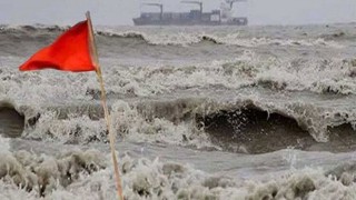 সমুদ্রবন্দরে স্থানীয় তিন নম্বর সংকেত সমুদ্রবন্দরে স্থানীয় তিন নম্বর সংকেত