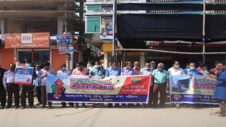 সংখ্যালঘুদের ওপর হামলার প্রতিবাদে নরসিংদীতে মানববন্ধন