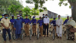 শিবপুরে গ্রাম পুলিশের মাঝে বাইসাইকেল বিতরণ