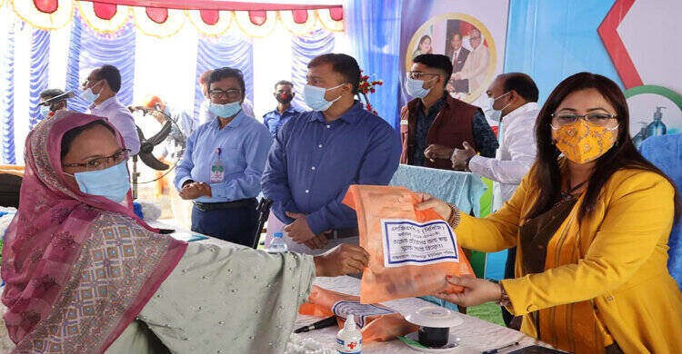 করোনা মোকাবেলায় নরসিংদী জেলার ইউনিয়নগুলোতে একযোগে মাস্ক বিতরণ করোনা মোকাবেলায় নরসিংদী জেলার ইউনিয়নগুলোতে একযোগে মাস্ক বিতরণ