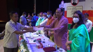 নরসিংদীতে সাংবাদিকদের মধ্যে প্রধানমন্ত্রীর আর্থিক সহায়তার চেক বিতরণ