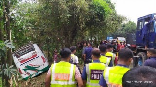 শিবপুরে যাত্রীবাহি বাস খাদে পড়ে পথচারী নিহত