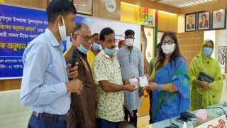 নরসিংদীতে অস্বচ্ছল মন্ডপ ও সৎকার সদস্যদের আর্থিক অনুদান প্রদান