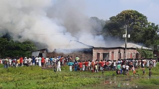 নরসিংদীতে তুলার গোডাউন ও টেক্সটাইল মিলে ভয়াবহ অগ্নিকাণ্ড