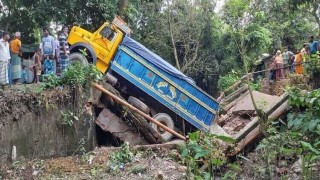 রায়পুরায় ঝুঁকিপূর্ণ সেতু ভেঙ্গে বালুবাহী ট্রাক খালে!