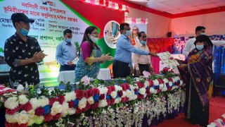 নরসিংদীতে ভূমিহীন ৪০ পরিবারে জমির দলিল হস্তান্তর করলেন বিভাগীয় কমিশনার