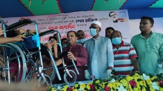 প্রধানমন্ত্রীর জন্মদিনে নরসিংদীতে সেলাই মেশিন ও হুইল চেয়ার বিতরণ