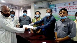 পলাশে সামাজিক বনায়নের উপকারভোগীদের মাঝে চেক বিতরণ