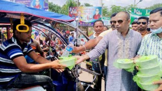 প্রধানমন্ত্রীর জন্মদিনে পলাশে গরীব মানুষের মাঝে খাবার বিতরণ