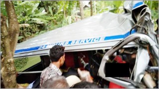 নবজাতকের মরদেহ নিয়ে ফেরার পথে দুর্ঘটনায় ৬ জনের মৃত্যু নবজাতকের মরদেহ নিয়ে ফেরার পথে দুর্ঘটনায় ৬ জনের মৃত্যু