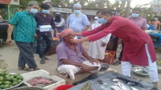 শিবপুরের সাধারচরে বিনামূল্যে ৫ হাজার মাস্ক বিতরণ