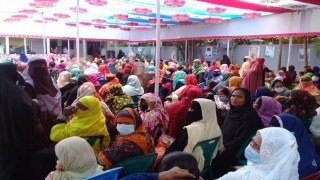 শিবপুরে স্বাস্থ্যবিধির তোয়াক্কা না করেই খাদ্যসামগ্রী বিতরণ