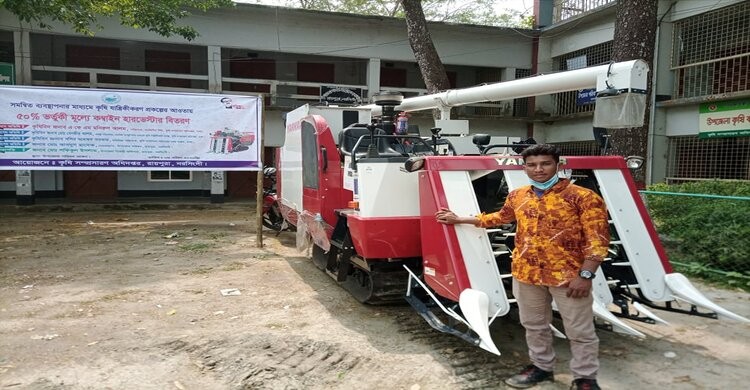 রায়পুরায় ধান কাটার যন্ত্র কম্বাইন্ড হার্ভেস্টার বিতরণ রায়পুরায় ধান কাটার যন্ত্র কম্বাইন্ড হার্ভেস্টার বিতরণ