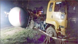 মিরেরবাজারে ট্রেন-লরি সংঘর্ষ: ঢাকা-চট্টগ্রাম-সিলেট রেল যোগাযোগ বন্ধ মিরেরবাজারে ট্রেন-লরি সংঘর্ষ: ঢাকা-চট্টগ্রাম-সিলেট রেল যোগাযোগ বন্ধ