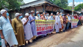 মনোহরদীতে সাংবাদিক পরিচয়ে মুক্তিযোদ্ধাকে হুমকির প্রতিবাদে মানববন্ধন