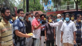 নরসিংদীতে স্বেচ্ছাসেবক দল নেতার মাস্ক ও হ্যান্ড সানিটাইজার বিতরণ