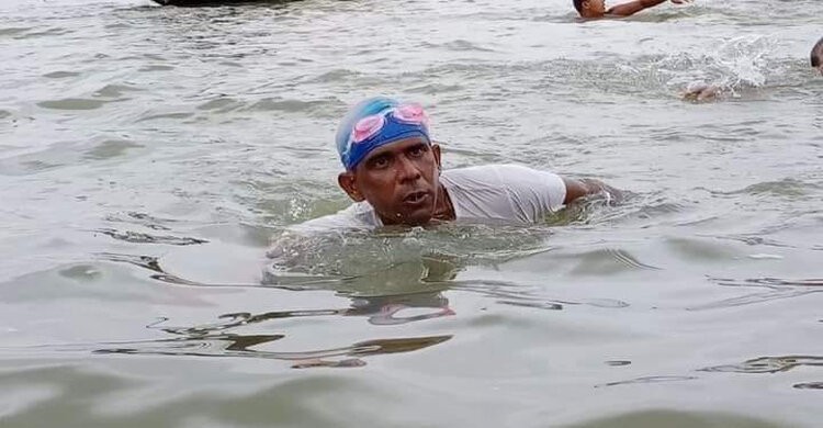 মেঘনা নদীতে সাঁতারে ৪২ কিলোমিটার পাড়ি দিলেন আলোকবালীর বকুল মেঘনা নদীতে সাঁতারে ৪২ কিলোমিটার পাড়ি দিলেন আলোকবালীর বকুল