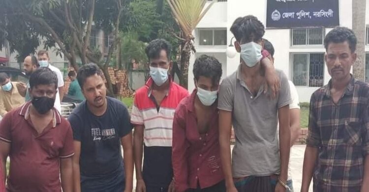 নরসিংদীতে অস্ত্র ও লুট হওয়া গরুসহ ৬ ডাকাত গ্রেপ্তার নরসিংদীতে অস্ত্র ও লুট হওয়া গরুসহ ৬ ডাকাত গ্রেপ্তার