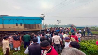 রায়পুরায় ট্রেনের ধাক্কায় দুমড়ে-মুচড়ে গেলো ইজিবাইক, চালক নিহত