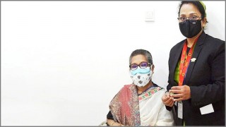 করোনার টিকা নিলেন বঙ্গবন্ধু'র কন্যা শেখ রেহানা