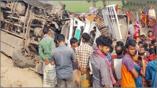 সিরাজগঞ্জে যাত্রীবাহী বাস ও ট্রাকের মুখোমুখি সংঘর্ষ, নিহত ৫ সিরাজগঞ্জে যাত্রীবাহী বাস ও ট্রাকের মুখোমুখি সংঘর্ষ, নিহত ৫